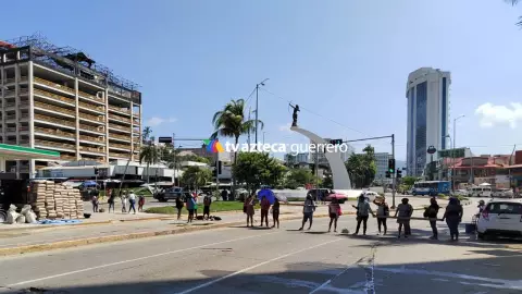 Bloqueo en la Av. Costera Miguel Alemán en Acapulco durante el puente vacacional.jpg