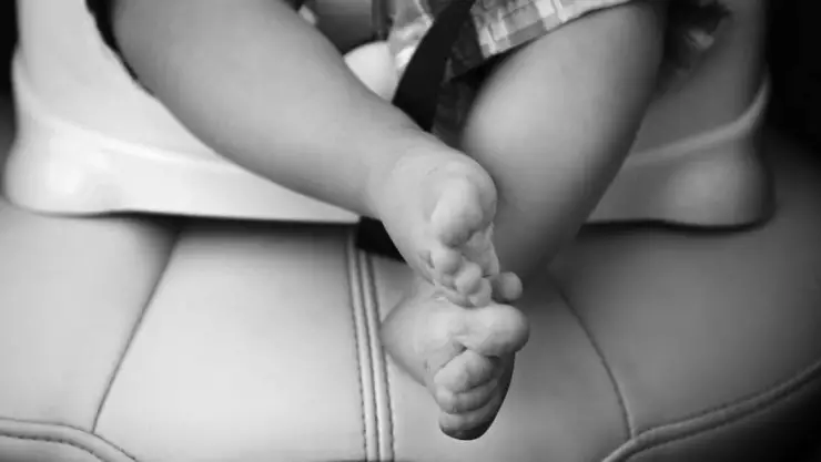 Muere bebé al interior de un automóvil encendido