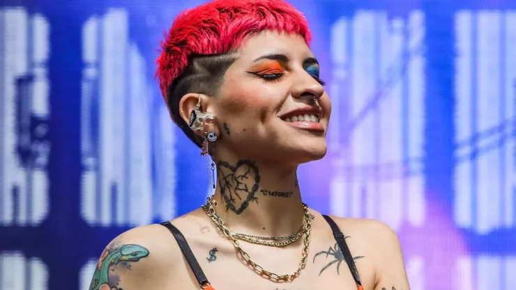 Todas las indirectas que Cazzu mandó a Ángela Aguilar y a Nodal en nueva canción “Con Otra”