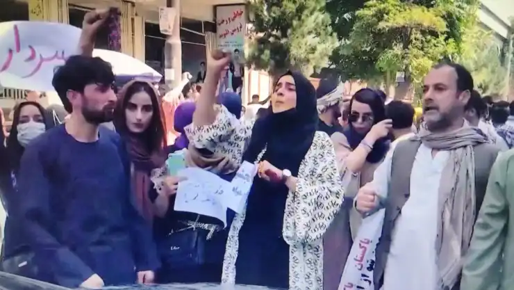 Manifestación y disparos de talibanes en calles de Afganistán.
