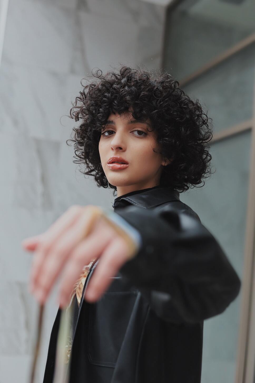 mujer con pelo rizado bonito