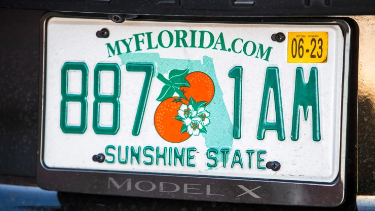 Placa de un auto de Florida