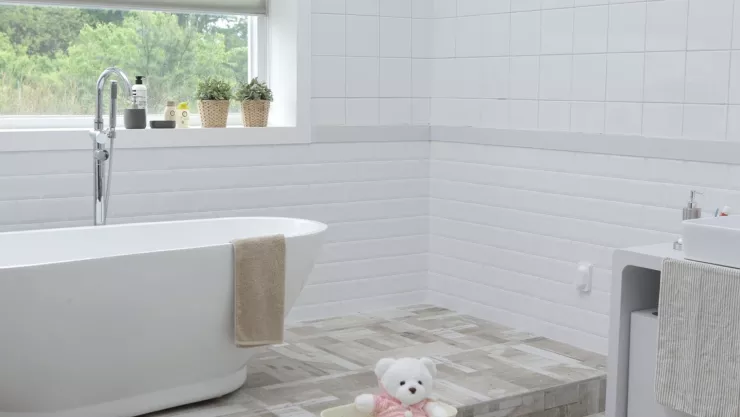 El truco para destapar la regadera del baño con ingredientes caseros