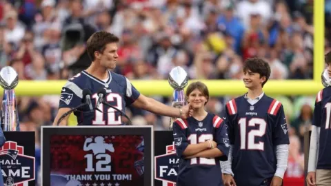 Tom Brady estuvo acompañado de sus hijos durante el homenaje con los Patriotas de Nueva Inglaterra
