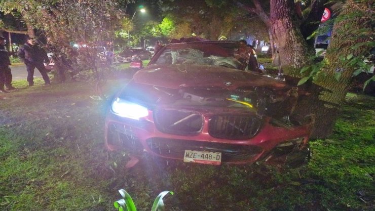 Madrugada llena de accidentes, arboles y mala conducción