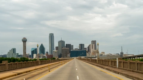 Cielo nublado en la ciudad de Dallas, Texas