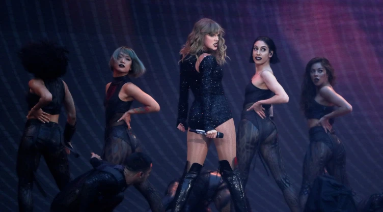 Fanáticos de Taylor Swift provocan actividad sísmica al bailar “Shake It Off”