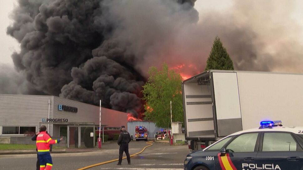Incendio devoró 5 plantas industriales en España