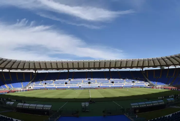 Aficionados de cartón acompañarán a la Lazio
