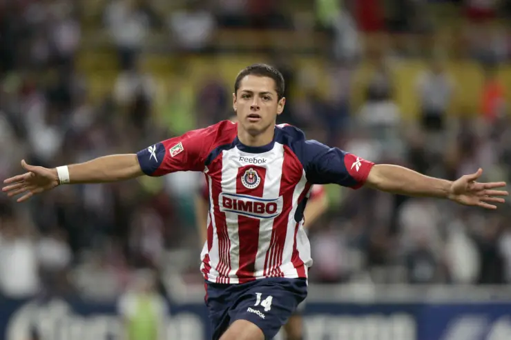 Chicharito Hernández con la playera de las Chivas en el Torneo Bicentenario 2010