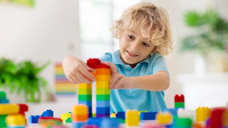 Un ni&ntilde;o jugando en su casa