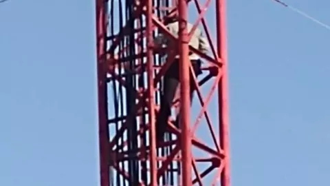 Policía causa alarma al subir a lo alto de una antena; esto es lo que se sabe