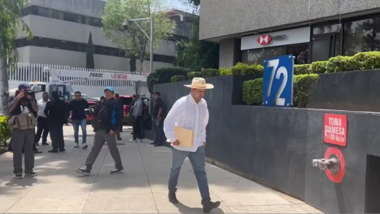 Víctor Hugo de la Cruz denuncia ante la FGR a servidores públicos de Michoacán.