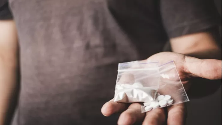 Un hombre trafica cocaína y pastillas blancas ISD.