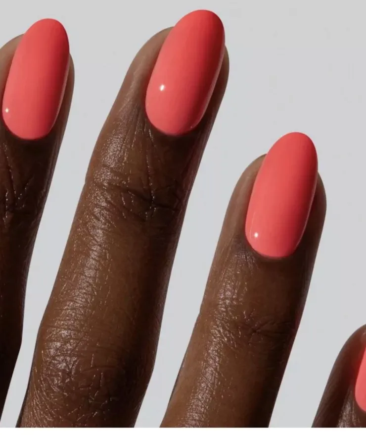 7 diseños de uñas que son hermosos y pueden usar las mujeres morenas en marzo 2026
