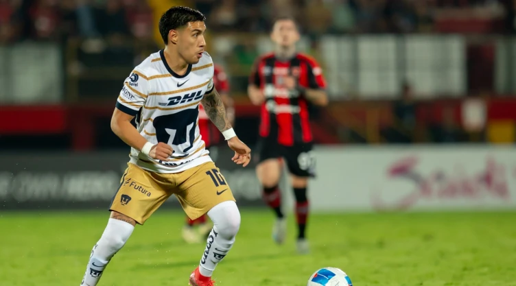 Leonardo Suárez con Pumas ante Alajuelense