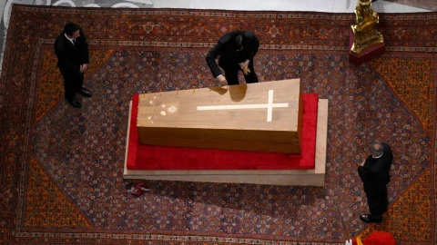 Papa Francisco feretro cerrado.jpeg