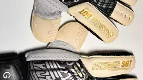 Memo Ochoa recibe guantes de lujo