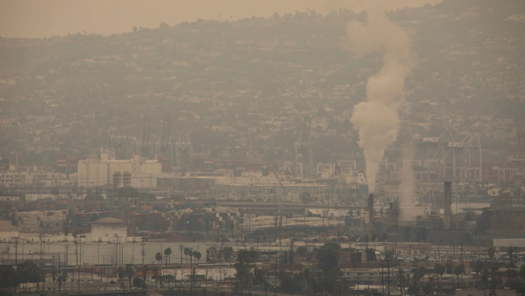 La ciudad de Los Ángeles rodeada de neblina.
