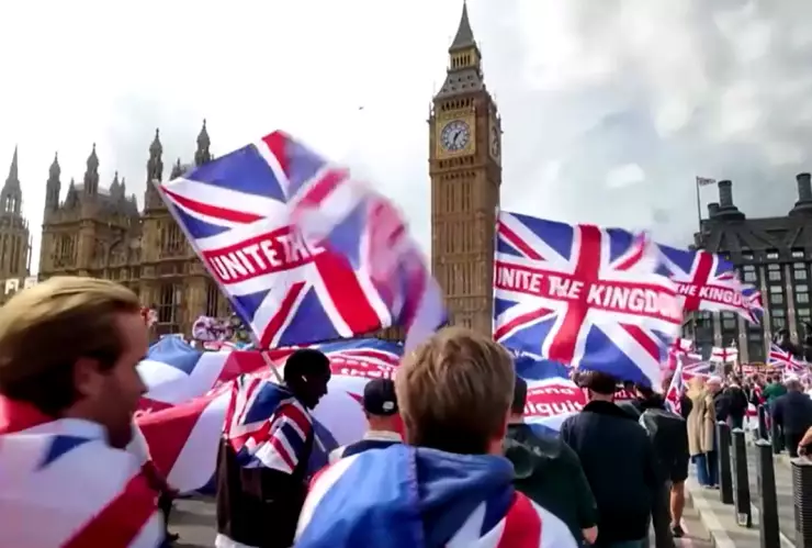 Más de 100.000 personas marcharon en Londres contra migrantes y la política de Keir Starmer, en una de las protestas más grandes de 2025 en Reino Unido.