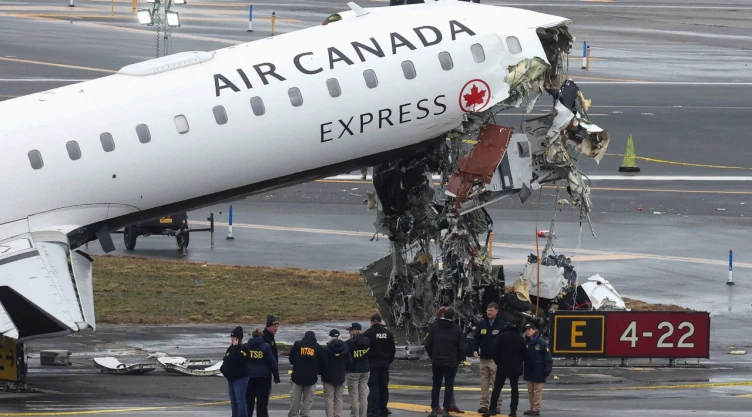 Personal de la Junta Nacional de Seguridad del Transporte (NTSB) inspecciona los restos de un avión de Air Canada Express que colisionó con un vehículo terrestre en el aeropuerto LaGuardia de Nueva York , en Queens, Nueva York, EE. UU., el 23 de marzo de 2026.
