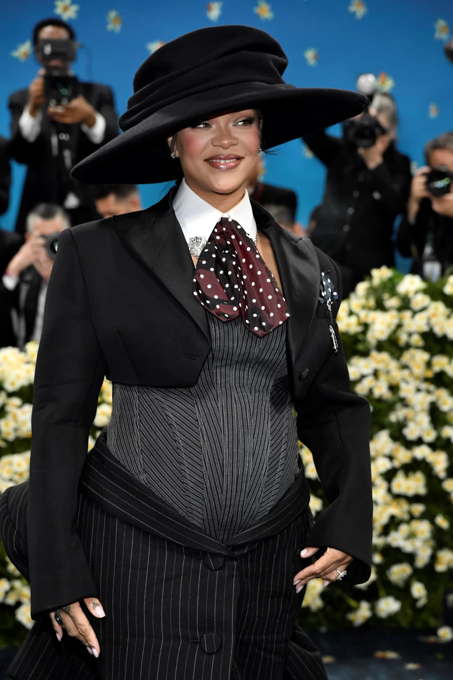 Rihanna confirma su embarazo en la Met Gala 2025.jpg