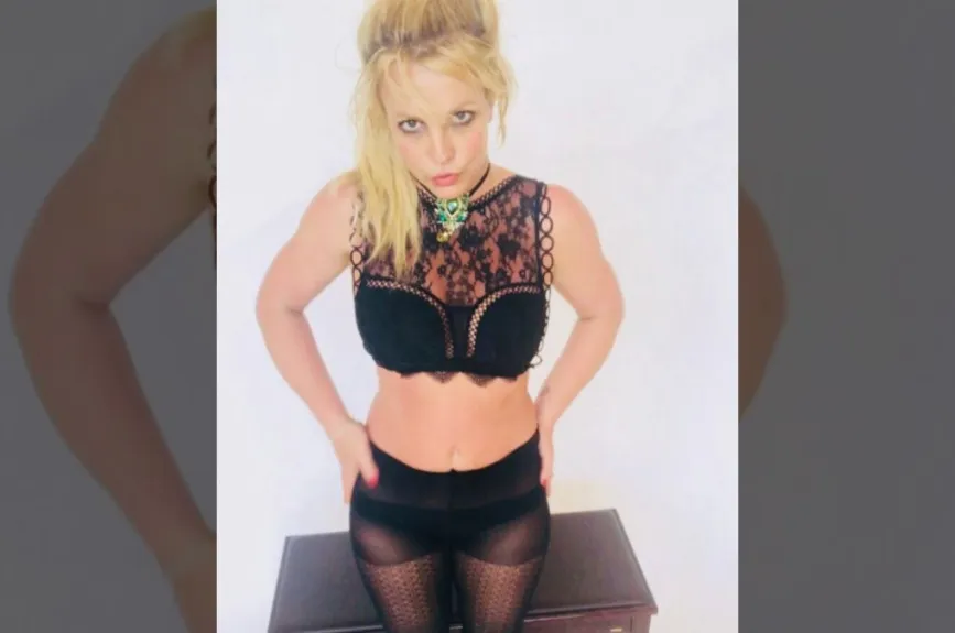 Britney de negro.jpg