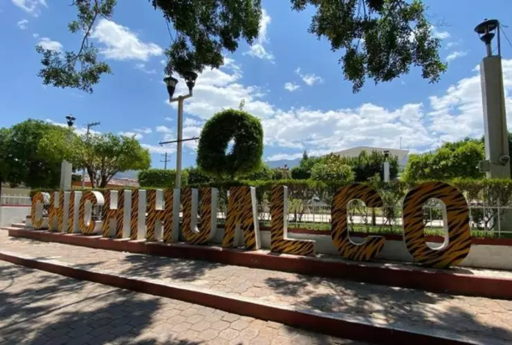 Autoridades de Guerrero suspenden clases en Chichihualco tras enfrentamiento armado.