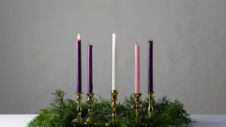 Esta es la vela de la Corona de Adviento 2024 que se prende el 8 de diciembre