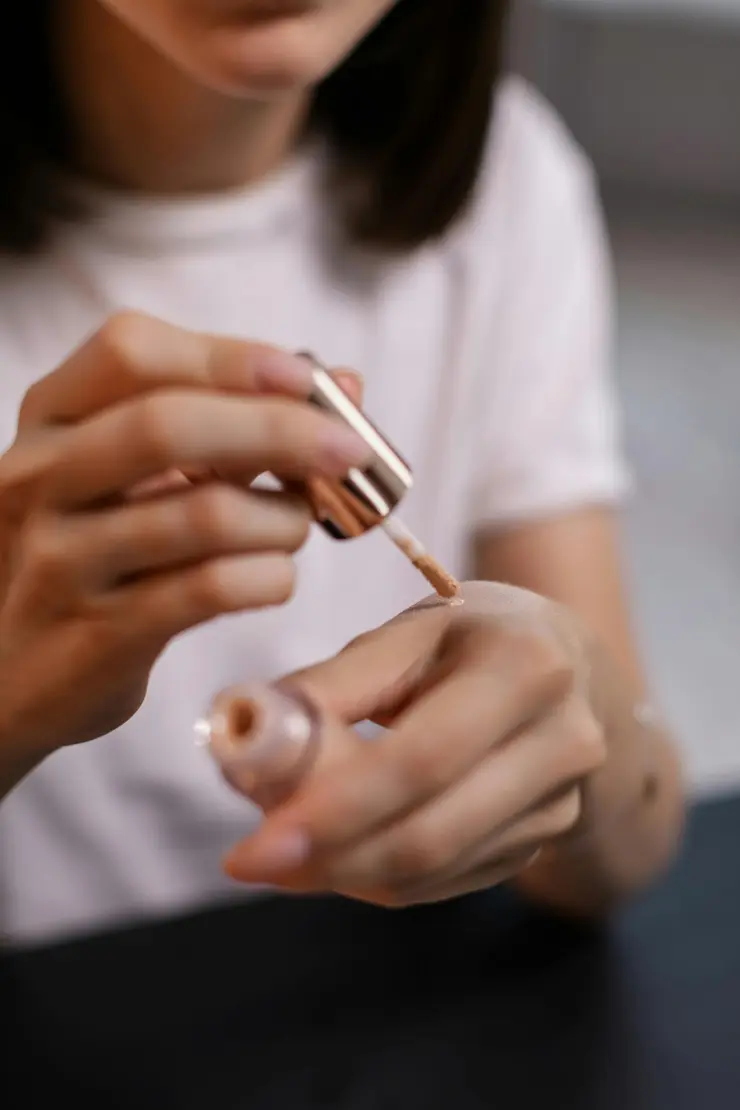 La forma correcta de aplicar corrector en la línea de la sonrisa