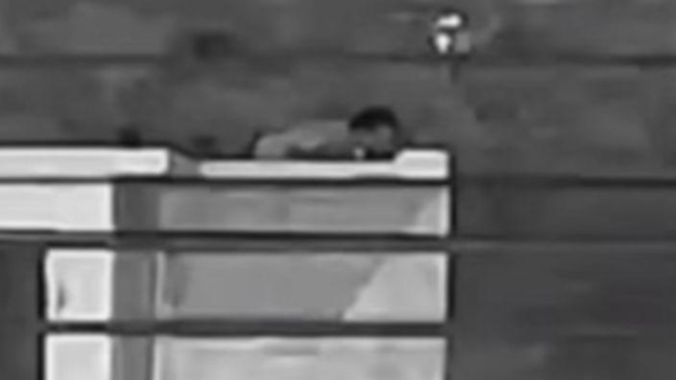 Despertó y halló a alguien espiando por su ventana desde el techo… en Los Mochis