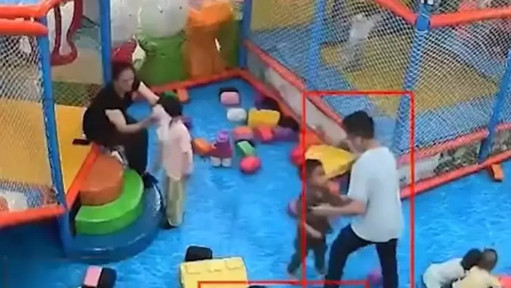 Papá golpea y empuja a un niño en un parque infantil de china
