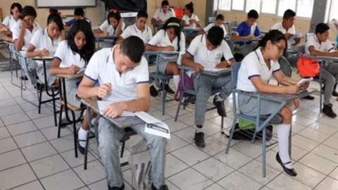 Fechas y requisitos para el cambio de secundaria en CDMX para el ciclo escolar 2025-2026. En la imagen se observa a un grupo de alumnos de secundaria tomando clases en un aula de una escuela.