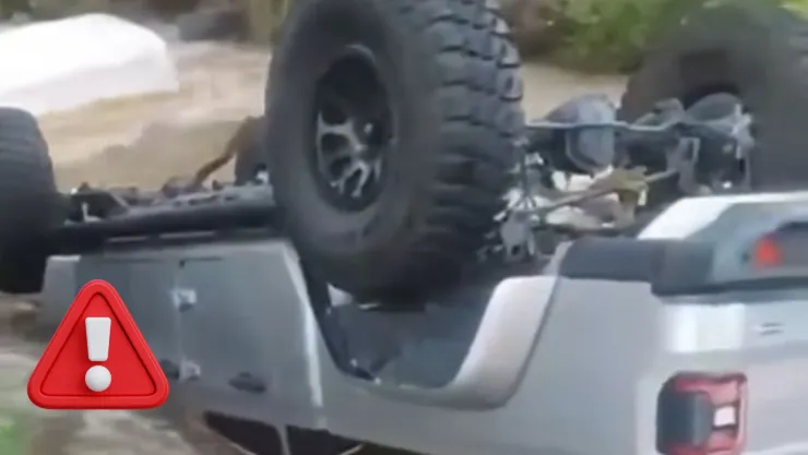 Arroyo de san Ignacio arrastra tres vehículos tras fuertes lluvias