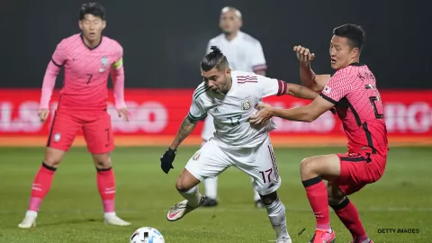 “Tecatito” Corona ante un par de coreanos