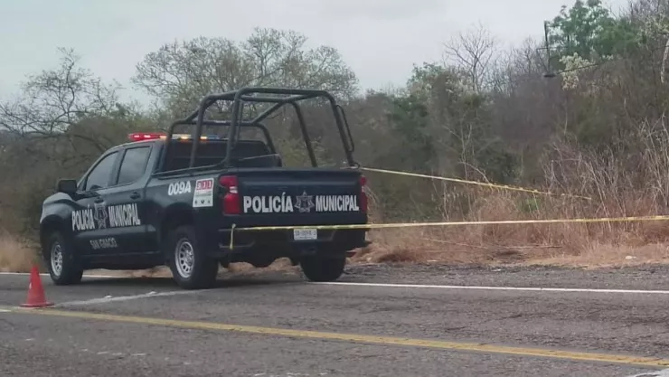 Encuentran cuerpo sin vida envuelto en plástico por la México 15 en San Ignacio, Sinaloa.jpg