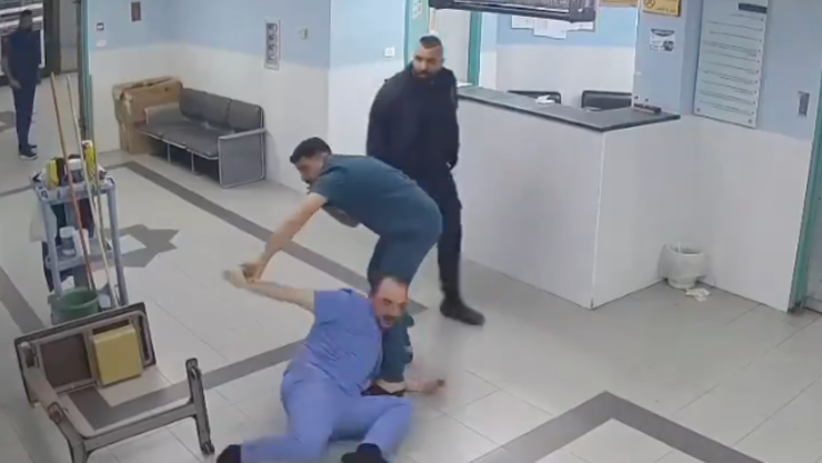 Cámaras de seguridad captan agresión de familia a doctor tras revelar muerte de un paciente