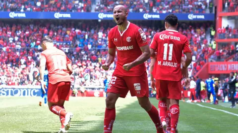 Carlos Gonz&aacute;lez festeja su segundo gol ante Tigres