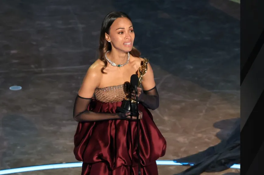 Zoe Saldaña ganó el Premio Oscar como la Mejor Actriz de Reparto, por su trabajo en ‘Emilia Pérez’ y destacó en su discurso al mencionar que es la primera mujer de origen puertoriqueño en llevarse esta presea. | Foto: Kevin Winter/Getty Image