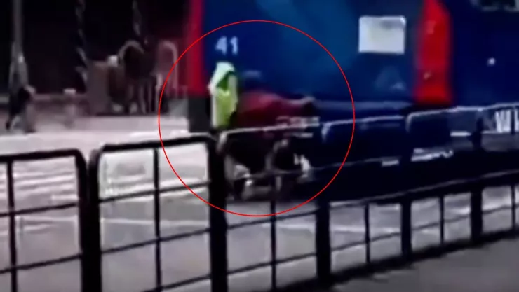 Captan a hombre en silla de ruedas aferrándose a un autobús de pasajeros
