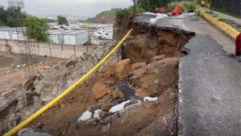 ¡Se acerca al panteón! Empezó como un socavón y ahora es un gran hoyo en Tlalnepantla