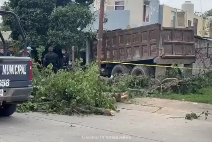 Camión pesado se queda sin frenos y se impacta en la entrada de Villas Terranova: Hay 2 muertos