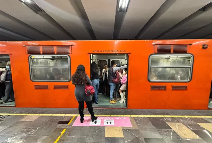 Policias salvan a bebe en Linea 2 del Metro CDMX