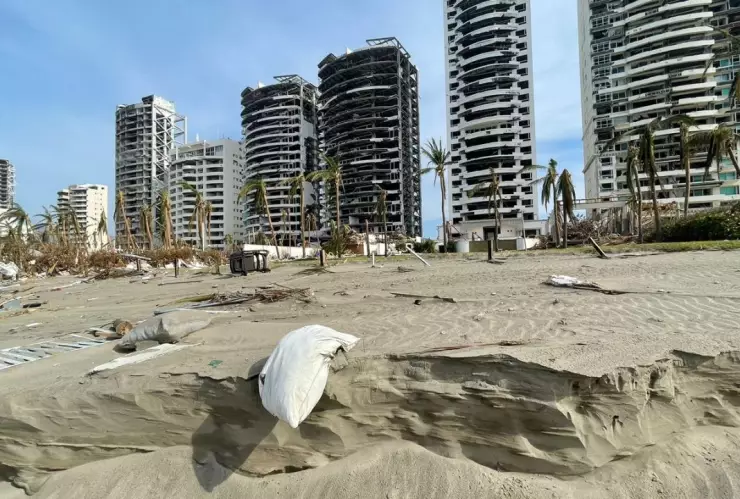 Así luce la Playa de la Zona Diamante en Acapulco tras el paso de “Otis” en Guerrero