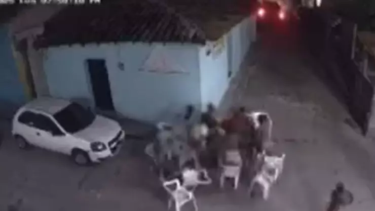 Camioneta sin gasolina pendiente