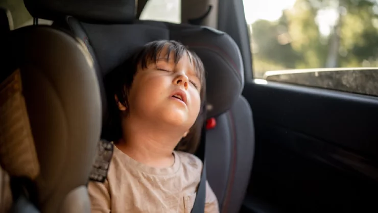 Menor muere tras pasar 9 hora encerrado en auto.