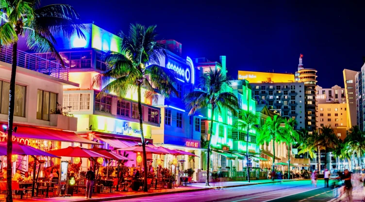 Zona turística de Miami Beach por la noche