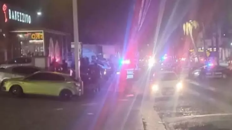 Sicarios desatan caos tras violento ataque armado en bar de Colima; Fiscalía reporta varios heridos. En la imagen se observa el operativo de los cuerpos de emergencia afuera del centro nocturno, el Barezzito, donde al menos cinco hombres y una mujer, de los cuales tres son trabajadores del establecimiento, resultaron lesionados.