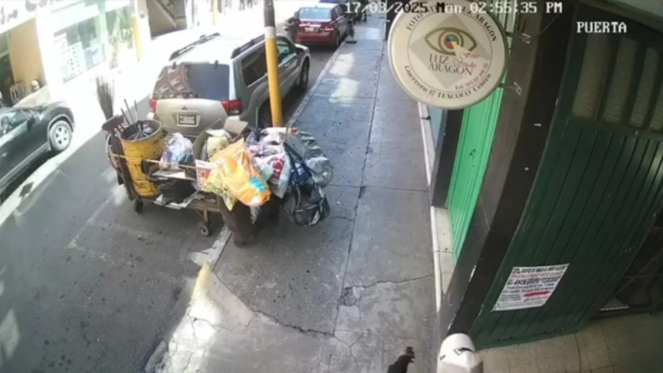 VIDEO: Ladrón roba a barrendero en Texcoco, Edomex y queda grabado