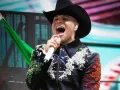 Eduin Caz cantando.jpg